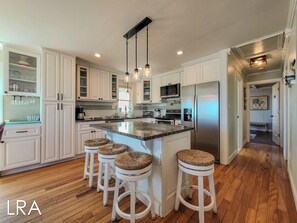 Kjøleskap, mikrobølgeovn, kokeplater og oppvaskmaskin