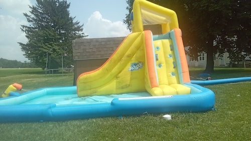 Old Farmhouse/Available Horse And Buggy Rides/ Fire pit/ Waterslides