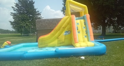 Old Farmhouse/Available Horse And Buggy Rides/ Fire pit/ Waterslides
