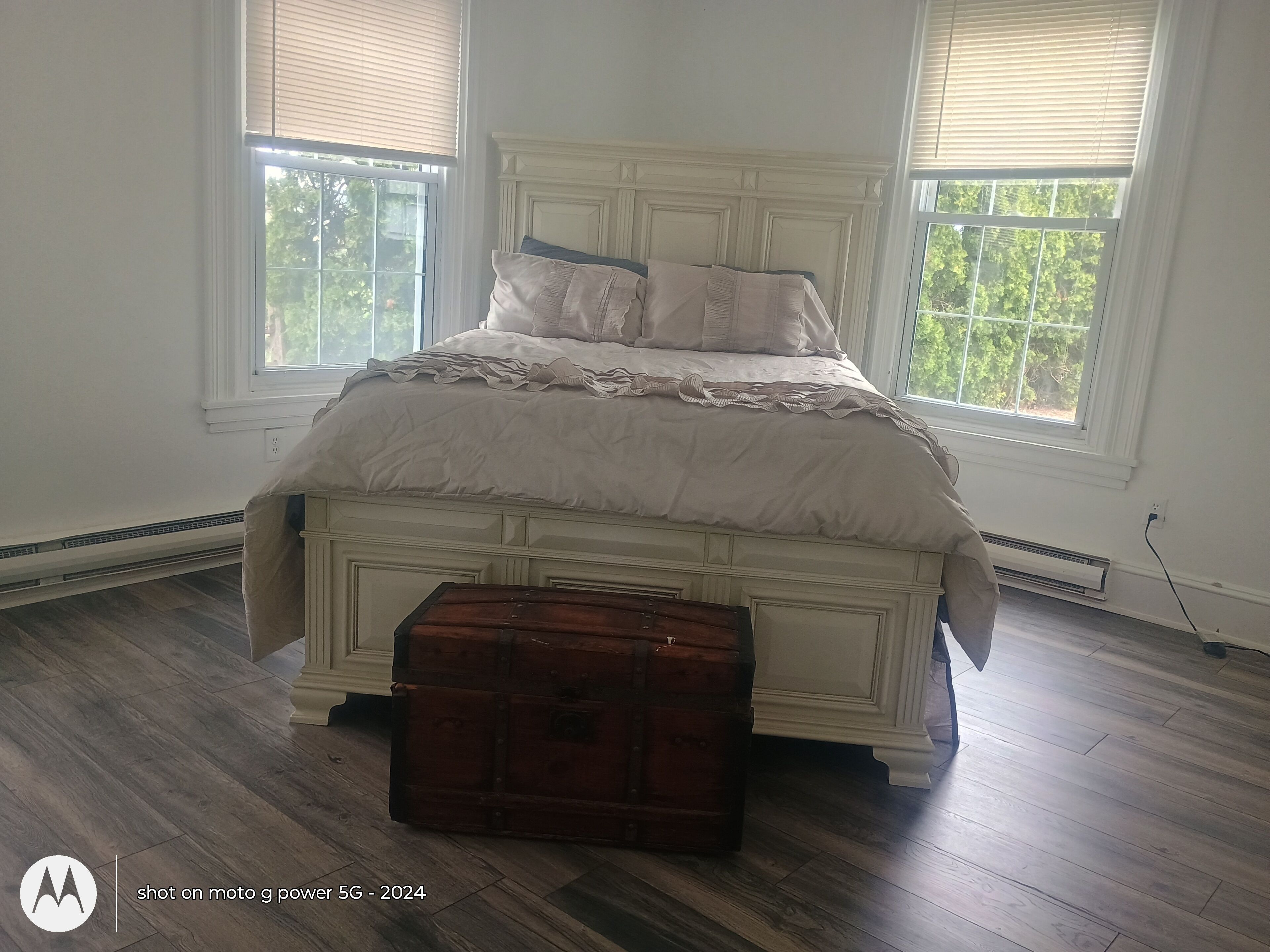 4 bedrooms, desk, WiFi, bed sheets