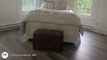 4 bedrooms, desk, WiFi, bed sheets