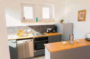 Réfrigérateur, un four, lave-vaisselle, cafetière-théière