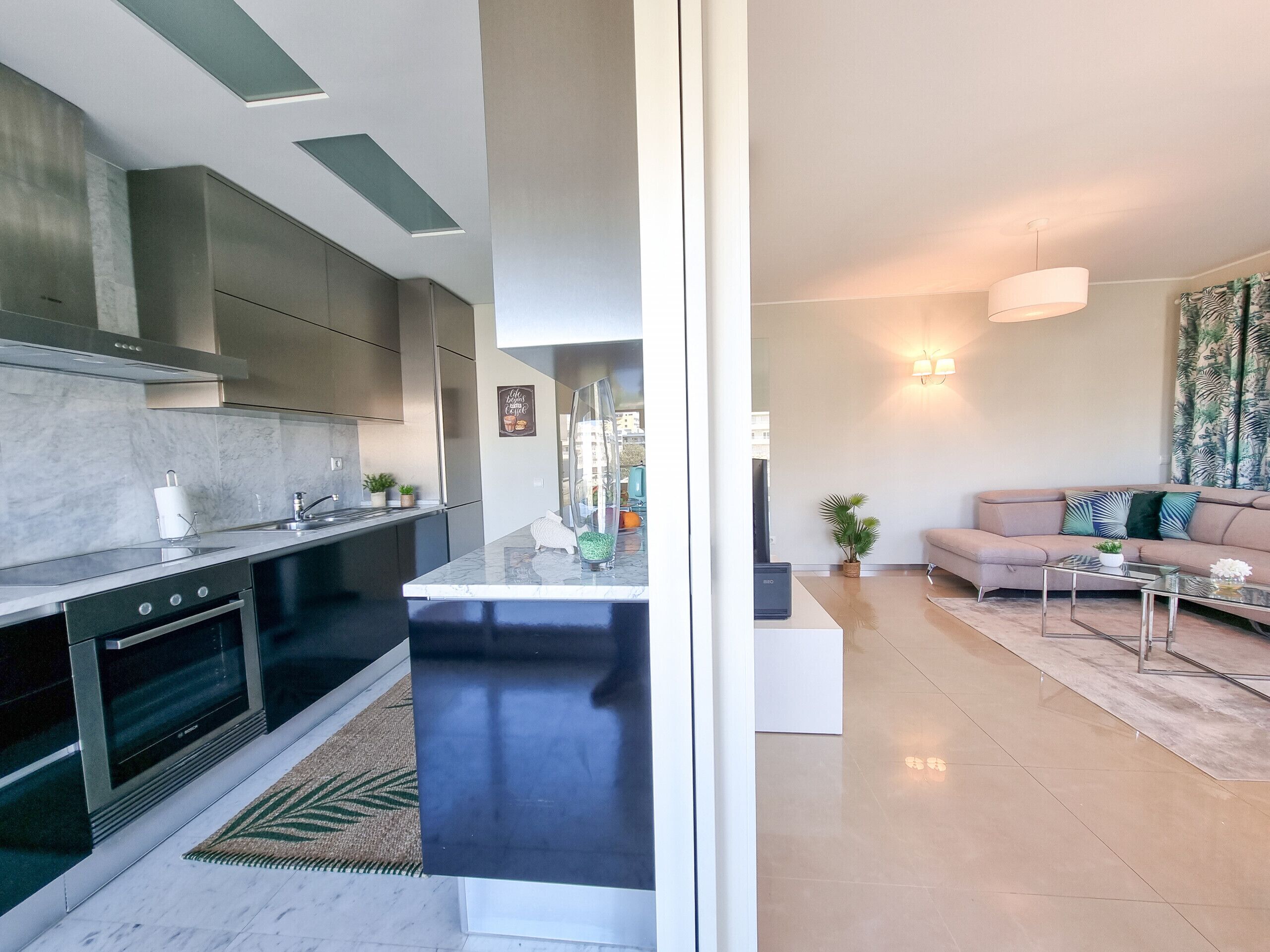 Geladeira, micro-ondas, fogão, lava-louças