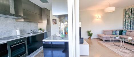 Kylskåp, mikrovågsugn, ugn och diskmaskin