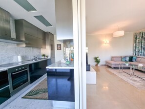 雪櫃、微波爐、焗爐、洗碗機