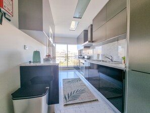 Réfrigérateur, micro-ondes, four, lave-vaisselle