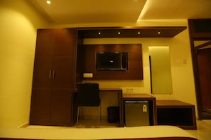 Deluxe Room | Desk, free WiFi, bed sheets - Hotel Hindustan Residency (Thane)
