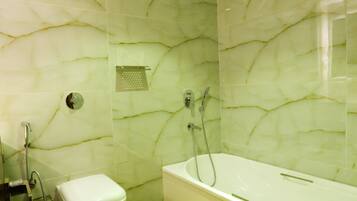 Een douche, handdoeken, zeep