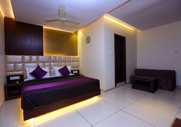 Suite | Desk, free WiFi, bed sheets - Hotel Hindustan Residency (Thane)