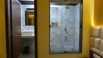 Deluxe Room | Bathroom | Shower, towels, soap