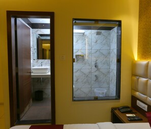 Habitación Deluxe | Baño | Ducha, toallas y jabón