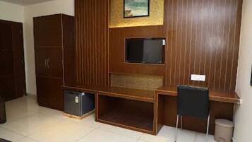 Standard Double Room | Desk, free WiFi, bed sheets