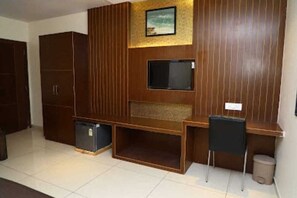 Desk, free WiFi, bed sheets - Hotel Hindustan Residency (Thane)