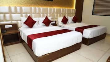 Family Room | Desk, free WiFi, bed sheets