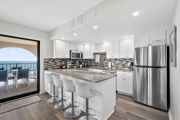 ثلاجة، ميكروويف، فرن، موقد طهي مسطح