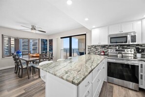 ثلاجة، ميكروويف، فرن، موقد طهي مسطح