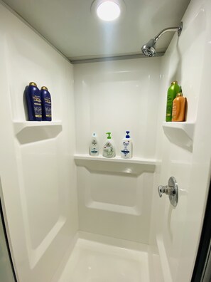 Badewanne, Haartrockner, Handtücher, Seife