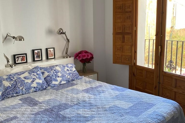 Queen size bed, light-blocking shutters