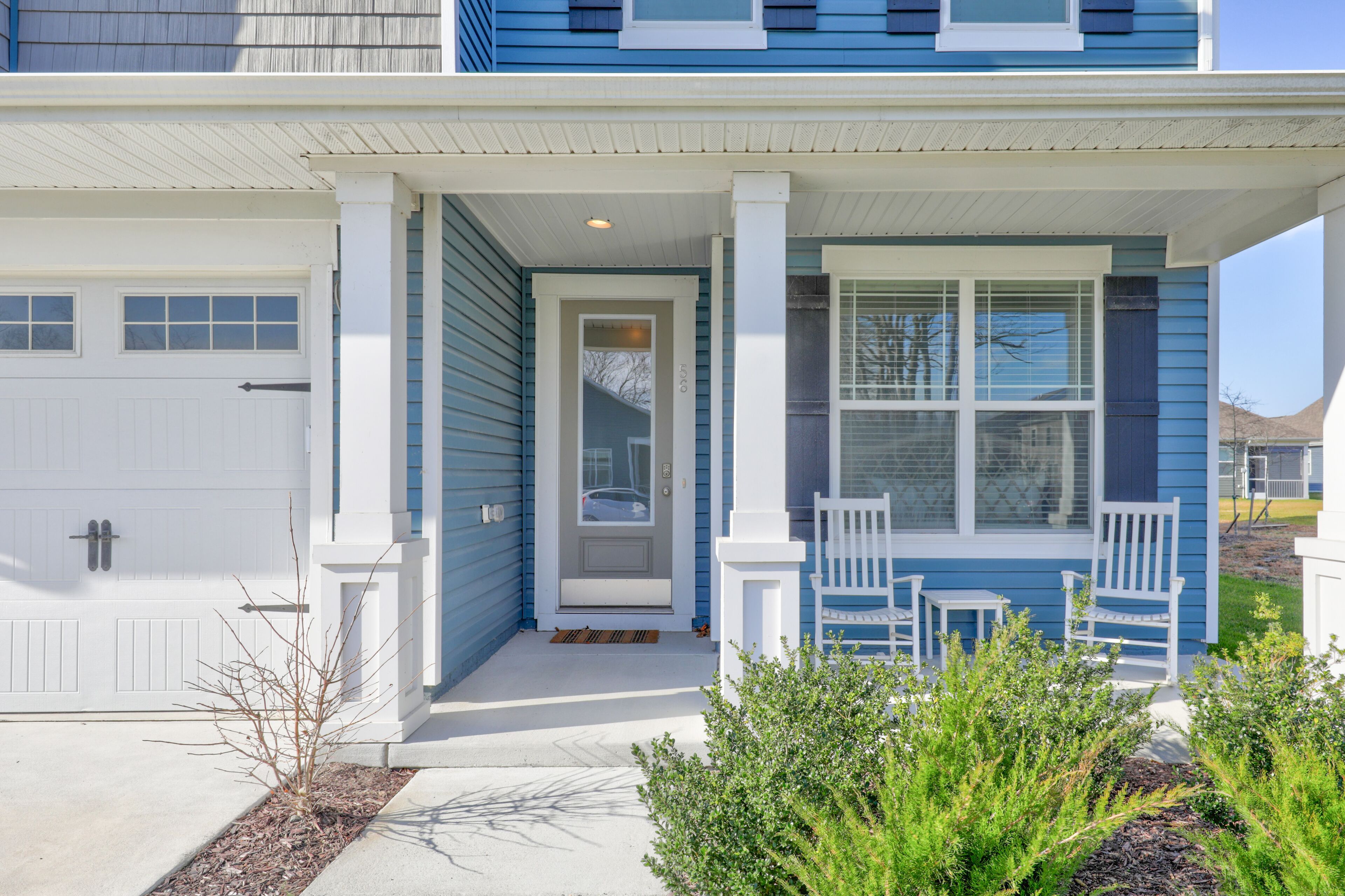 Perfect Summer Getaway in this Beautiful 5 Bed/4 bath House with Great Amenities! Wifi Available, Pool, Fitness Center, Sauna, Billiards, Weekend Shuttle, Beach Town!