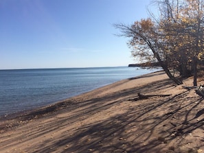 På stranden