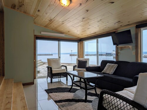 Harbor Beach House - Right on the Water, located Downtown La Pointe!