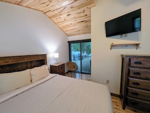 3 bedrooms, free WiFi, bed sheets - Harbor Beach House - Right on the Water, located Downtown La Pointe! (La Pointe)