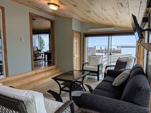 Televisión y chimenea