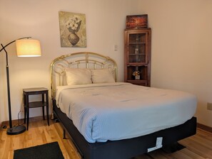 3 bedrooms, free WiFi, bed sheets - Harbor Beach House - Right on the Water, located Downtown La Pointe! (La Pointe)