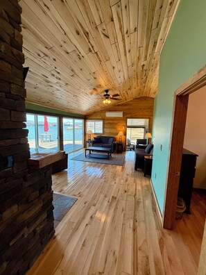 Televisión y chimenea