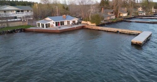 Harbor Beach House - Right on the Water, located Downtown La Pointe!