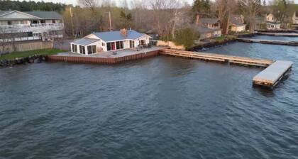Harbor Beach House - Right on the Water, located Downtown La Pointe!