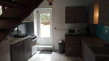 Coffee/tea maker, fridge, microwave, oven