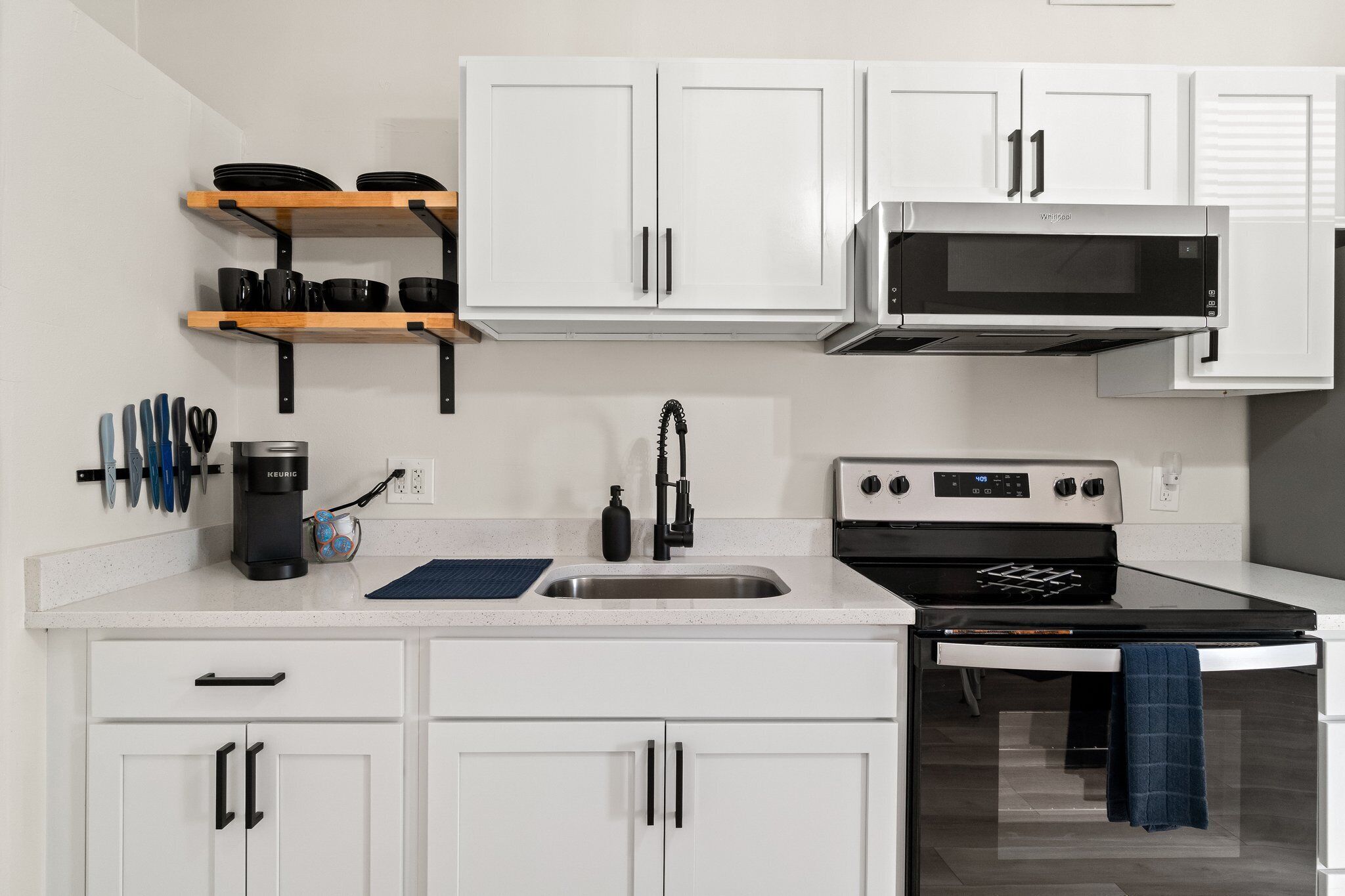 Een koelkast, een magnetron, een oven, een kookplaat