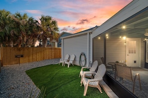 Outdoor dining - City Beach Bungalows-WALK TO BEACH (Panama City Beach)