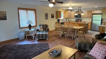 Smart TV, chimenea, reproductor de DVD y videoteca