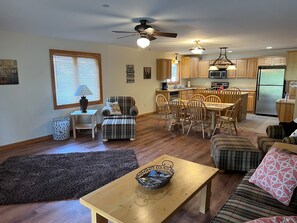 TV connectée, cheminée, lecteur de DVD, vidéothèque