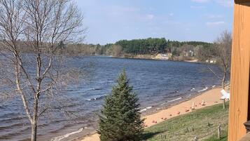 Playa en los alrededores y toallas de playa