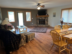 TV connectée, cheminée, lecteur de DVD, vidéothèque