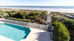 Piscina com vista para a praia e o oceano.