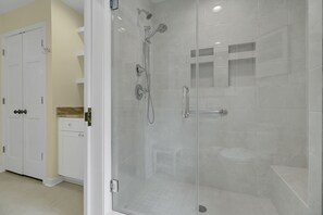 Bañera con ducha, secador de pelo, toallas, jabón