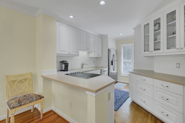 Een koelkast, een magnetron, een oven, een kookplaat