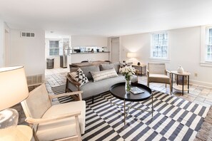 Smart TV, fireplace - Ground Level Apartment Steps to Broughton with Parking by Lucky Savannah (Savannah)