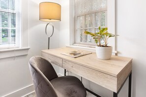 1 habitación, tabla de planchar con plancha, wifi gratis y ropa de cama