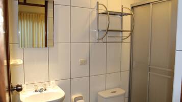 Camera Junior, 1 letto king | Bagno | Doccia, asciugamani
