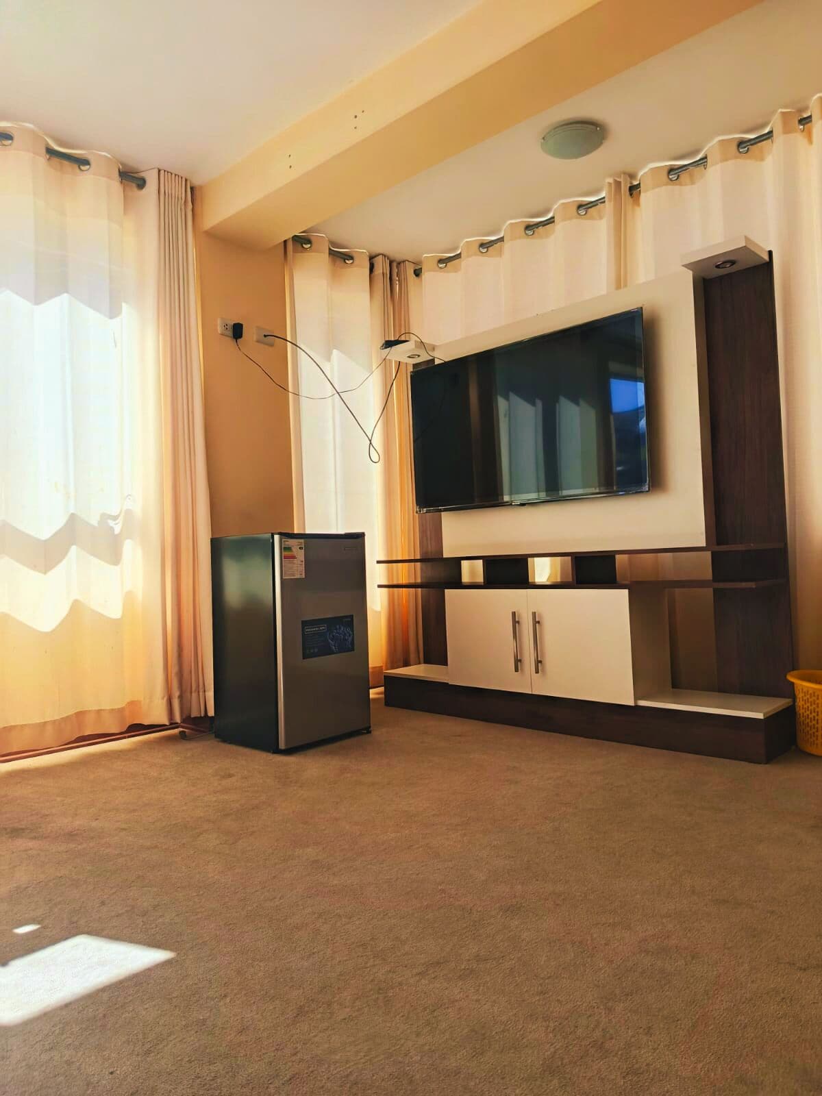 Junior Room, 1 King Bed | In-room safe, desk, soundproofing, WiFi (free)