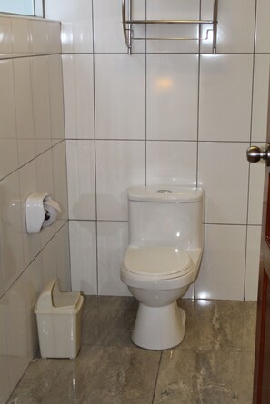 Classic Twin Room | Bathroom | Shower, towels - Kaaro Hotel El Buho (Puno)