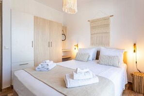 2 bedrooms, iron/ironing board, travel crib, WiFi - Live In Blue - Uranian Private Pool & Magic Views (Coressia)