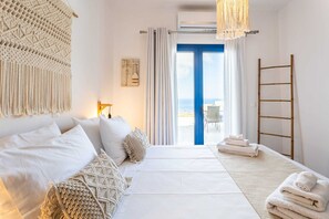 2 bedrooms, iron/ironing board, travel crib, WiFi - Live In Blue - Uranian Private Pool & Magic Views (Coressia)