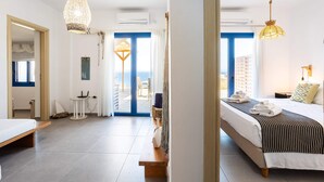 Une chambre d’hôtel moderne, équipée d’un lit, d’une table de chevet et offrant une vue sur l’extérieur.