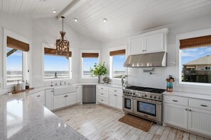 Hus, 4 soverom | Eget kjøkken | Kjøleskap, kaffetrakter/tekoker og brødrister